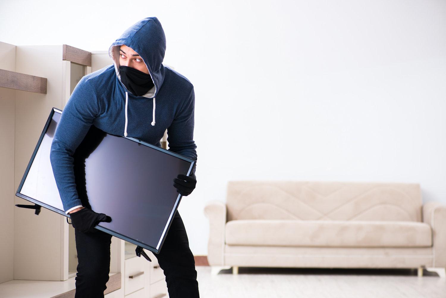 1591287128burglar stealing a TV